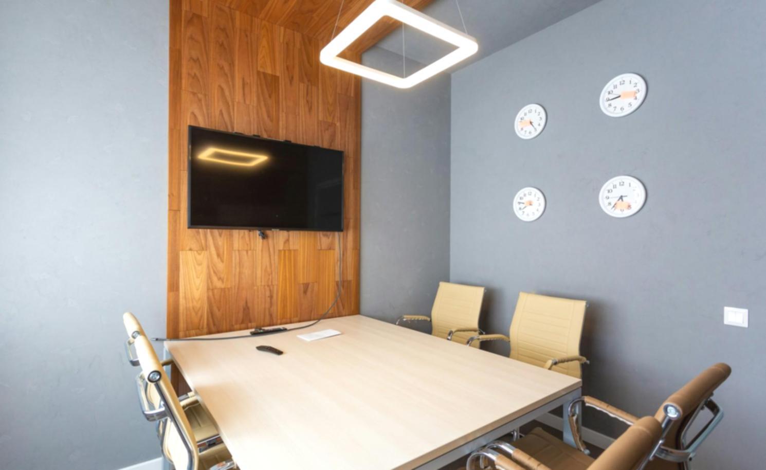 Ambiente di sviluppo con editor di codice e strumenti professionali